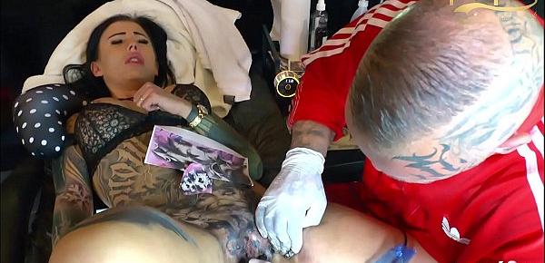 Deutsches Teen Snowwhite lässt sich schmerzhaft die Fotze tätowieren und lutsch noch Schwanz dabei